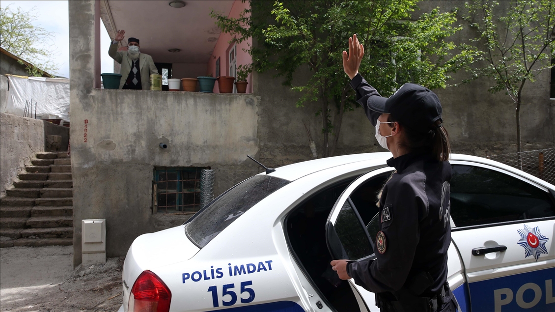 Muş'ta polisler "tam kapanma" sürecinde yaşlılara devletin şefkatli elini uzatıyor