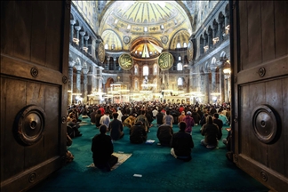 La gran mezquita de Santa Sofía alberga la primera oración del Eid Al-Fitr por primera vez después de 87 años