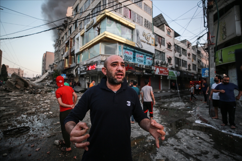 İsrail, Gazze'de sivillerin ikamet ettiği dairelerin ve ticari ofislerin bulunduğu 14 katlı binayı vurdu