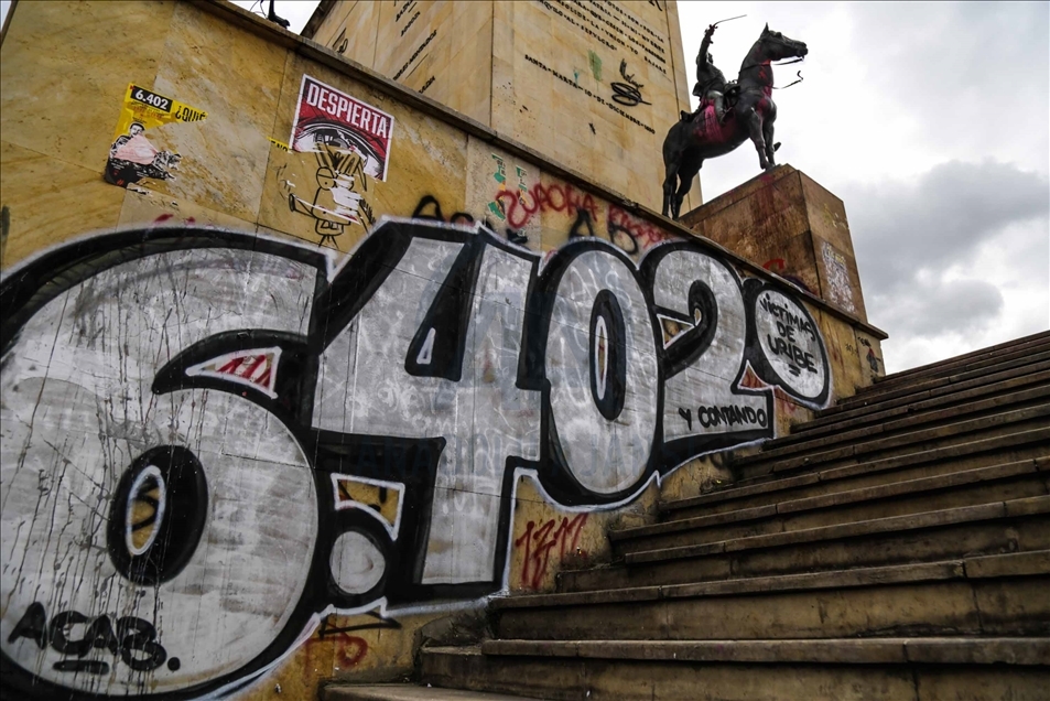 Manifestantes pintan el monumento a los Héroes en Bogotá, Colombia