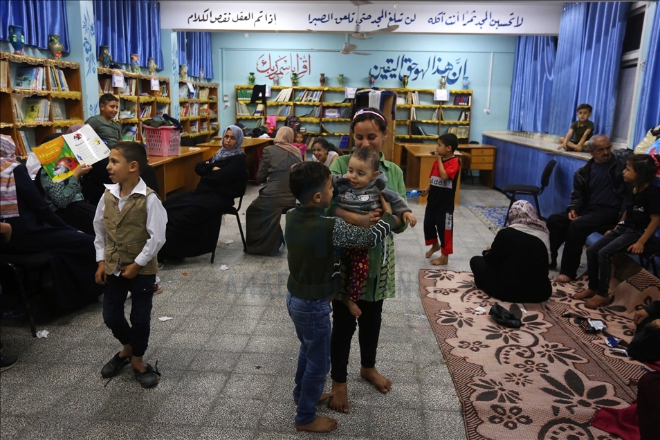 Filistinli aileler, İsrail saldırılarından korunmak için okullara sığındı