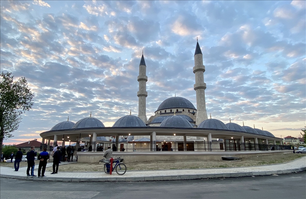Bulgaristan’ın Kırcaali ilinde bayram namazı yeni inşa edilen camide kılındı