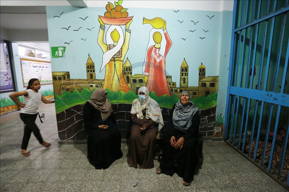Filistinli aileler, İsrail saldırılarından korunmak için okullara sığındı