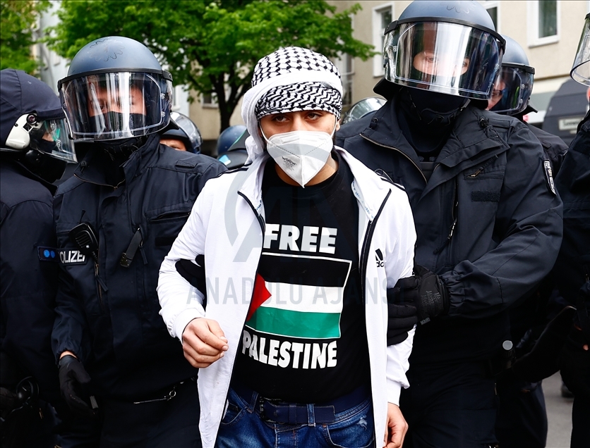 Berlin’de binlerce kişi İsrail’in Mescid-i Aksa’ya ve Filistinlilere yönelik saldırıları protesto etti