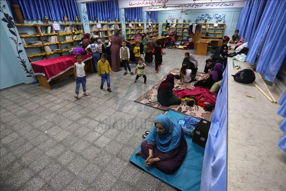 ئەو خێزانە فەڵەستینیانەی کە لە کەمپی پەنابەرانی ئەلشاتی دەژین، بەمەبەستی خۆپاراستن لە ھێرشەکانی ئیسرائیل پەنایان بردووەتەبەر قوتابخانەکانی ناوچەکە