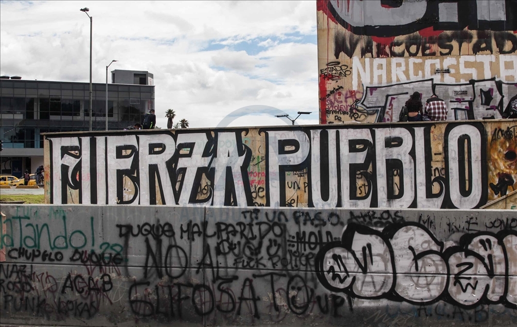 Manifestantes pintan el monumento a los Héroes en Bogotá, Colombia