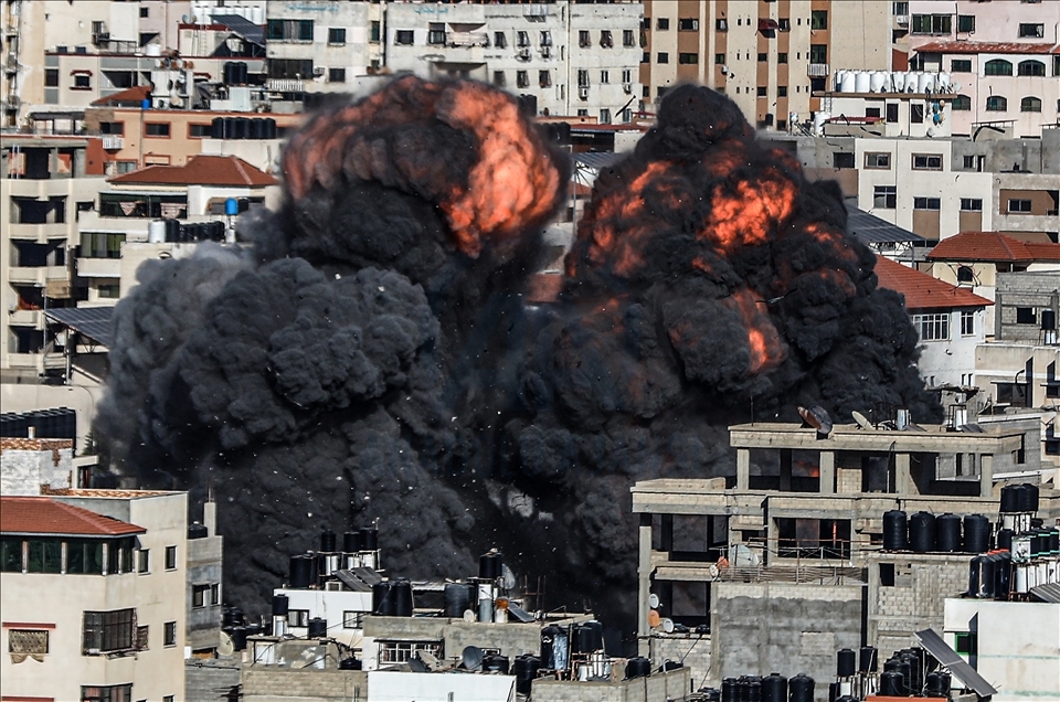 İsrail, Gazze'deki "Filistin Üretim Bank" binasını vurdu