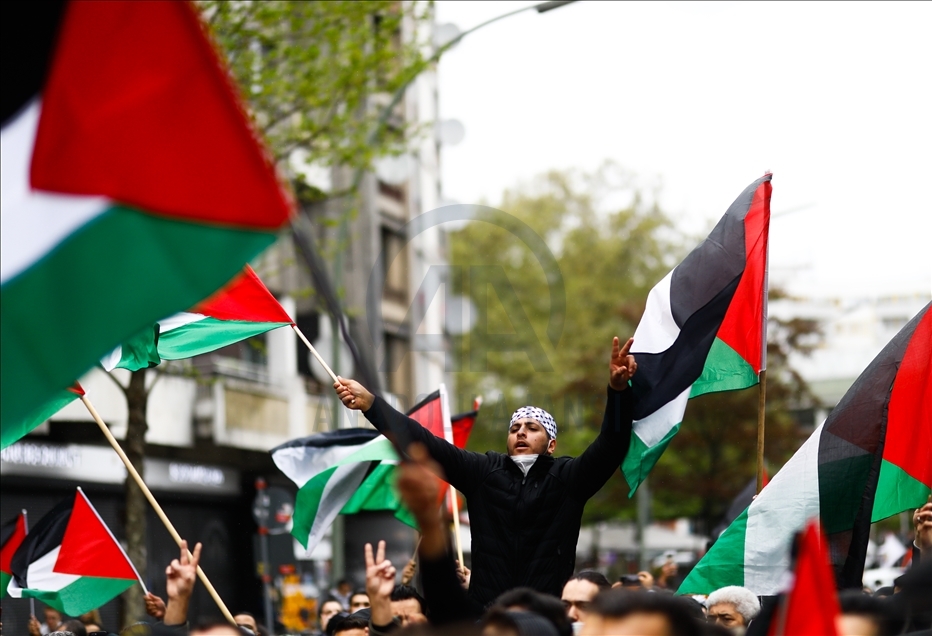 Berlin’de binlerce kişi İsrail’in Mescid-i Aksa’ya ve Filistinlilere yönelik saldırılarını protesto etti