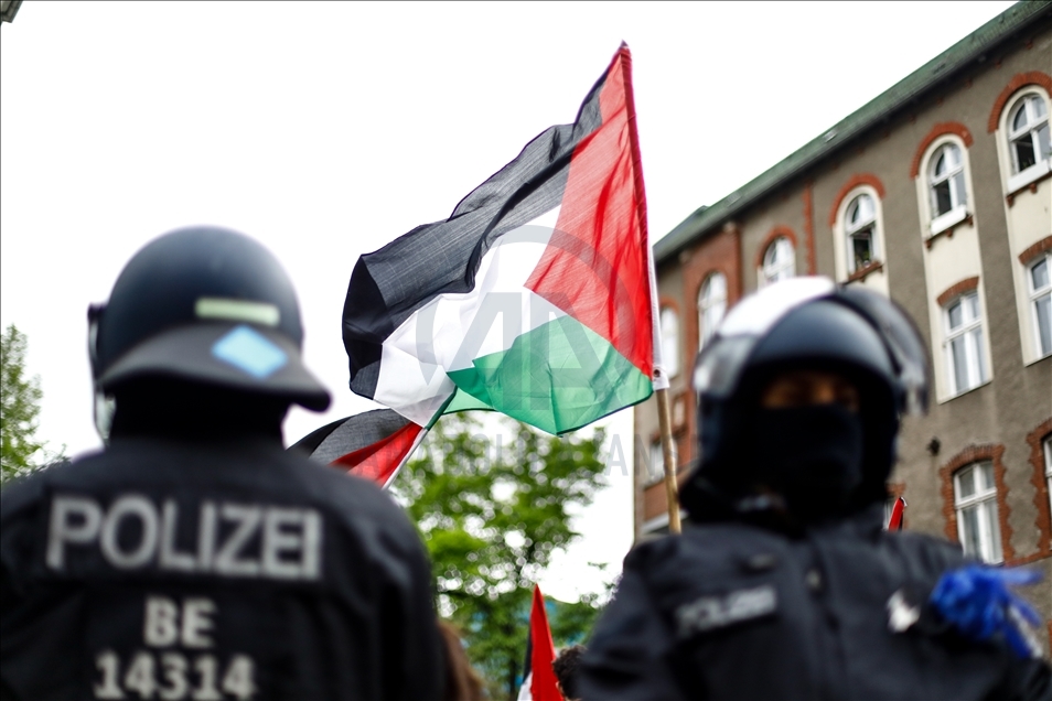 Berlin’de binlerce kişi İsrail’in Mescid-i Aksa’ya ve Filistinlilere yönelik saldırılarını protesto etti