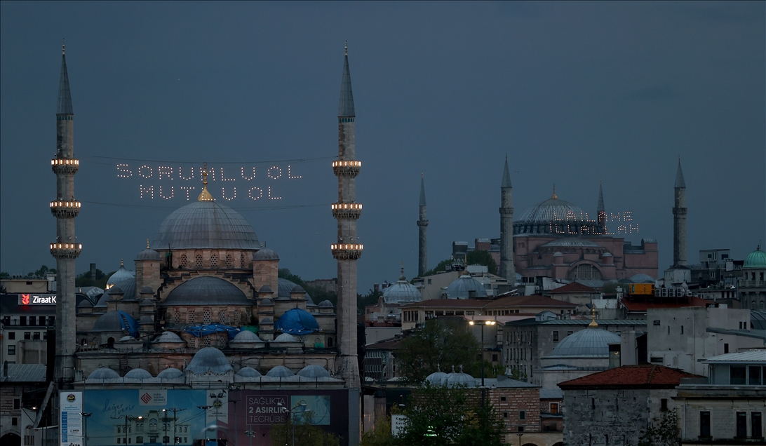 İstanbul'da Kadir Gecesi'nde camiler mahyalarla aydınlandı