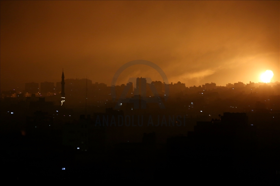 İsrail ordusu Gazze Şeridi'ni kara, hava ve denizden yoğun şekilde bombaladı