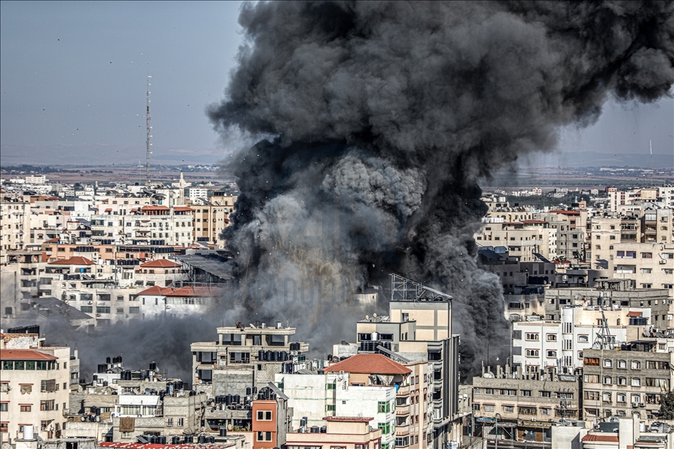 İsrail, Gazze'deki "Filistin Üretim Bank" binasını vurdu