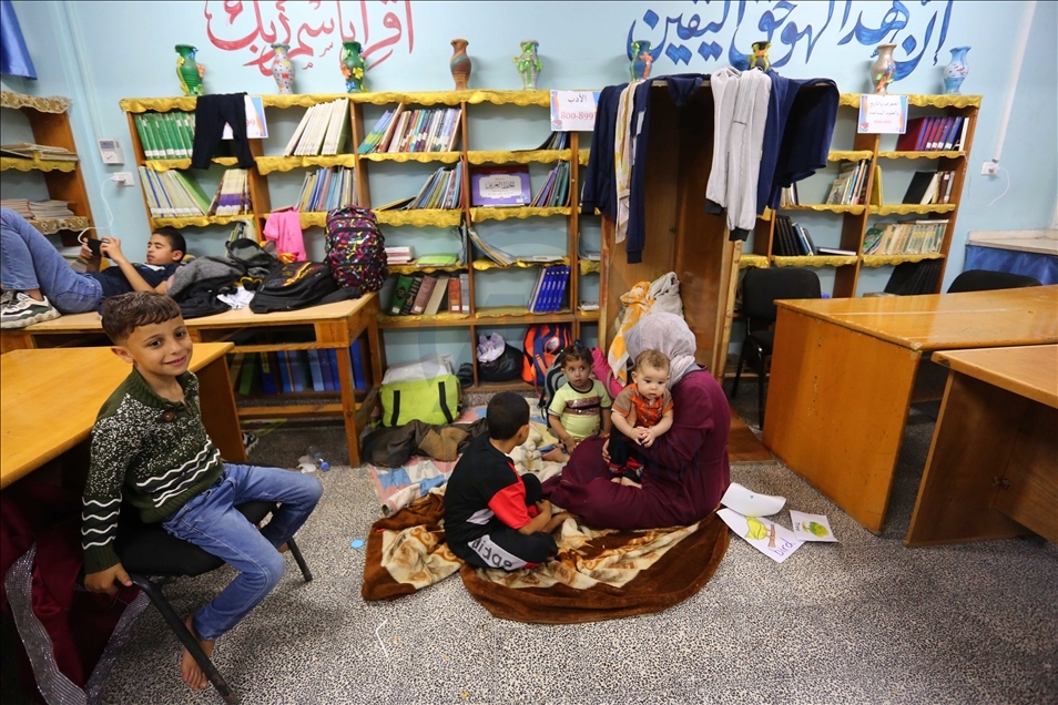 ئەو خێزانە فەڵەستینیانەی کە لە کەمپی پەنابەرانی ئەلشاتی دەژین، بەمەبەستی خۆپاراستن لە ھێرشەکانی ئیسرائیل پەنایان بردووەتەبەر قوتابخانەکانی ناوچەکە