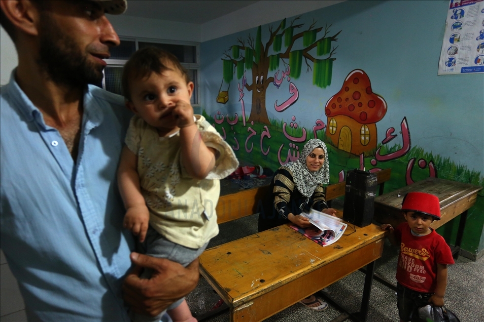 ئەو خێزانە فەڵەستینیانەی کە لە کەمپی پەنابەرانی ئەلشاتی دەژین، بەمەبەستی خۆپاراستن لە ھێرشەکانی ئیسرائیل پەنایان بردووەتەبەر قوتابخانەکانی ناوچەکە