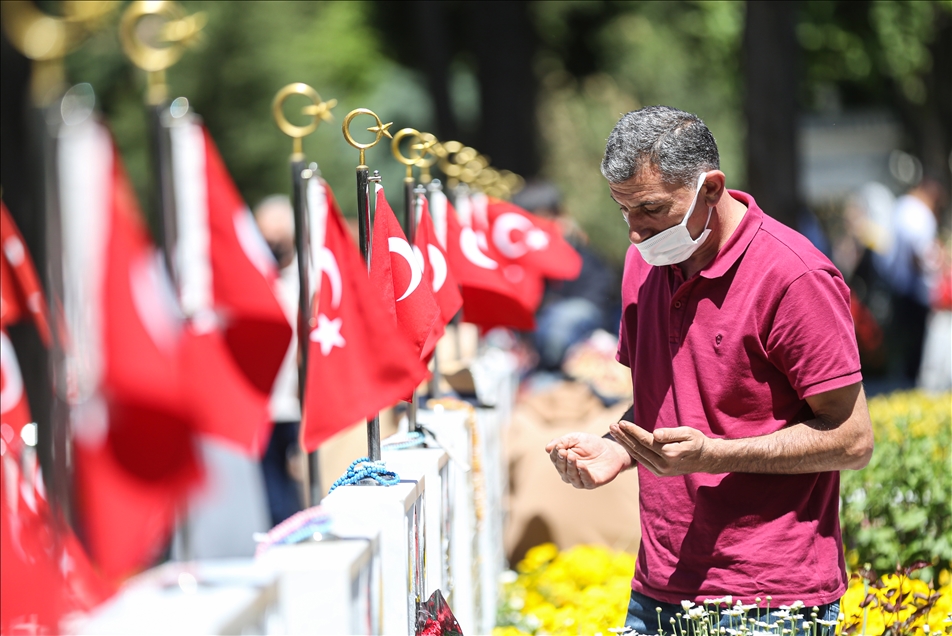 İstanbul'da kısıtlamadan muaf tutulan şehit yakınları kabirleri ziyaret etti