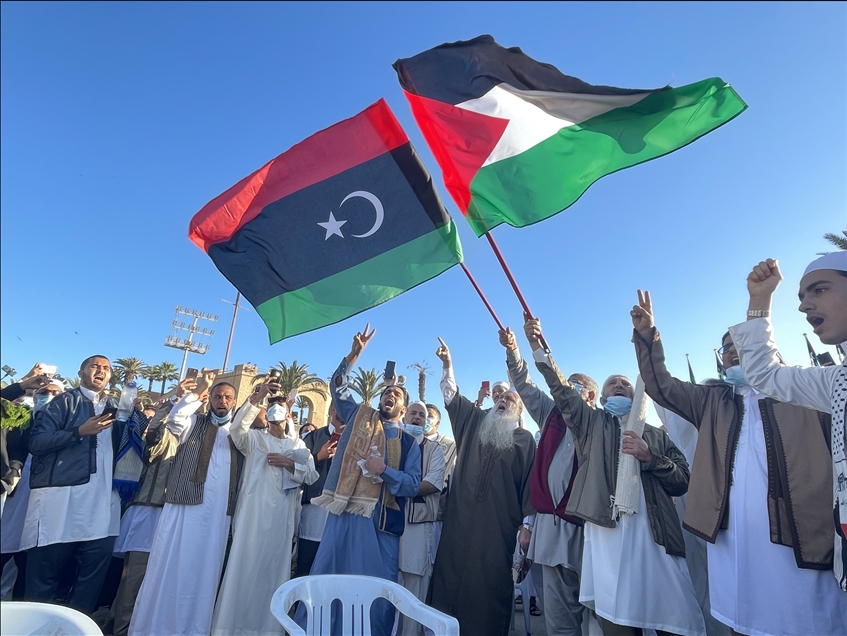 Bayram namazı için toplanan Libyalılar İsrail saldırılarını protesto etti