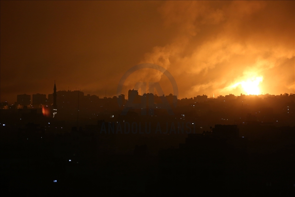حملات گسترده اسرائیل به نوار غزه از زمین، هوا و دریا