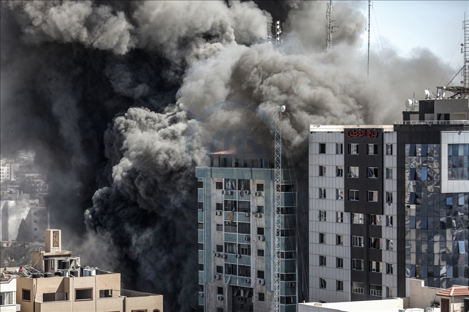 İsrail ordusu, Gazze'deki Associated Press (AP) ile Al-Jazeera'nın ofisinin olduğu binayı vurdu
