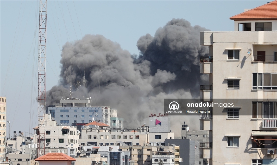 İsrail ordusu, Gazze'deki Associated Press (AP) ile Al-Jazeera'nın ofisinin olduğu binayı vurdu