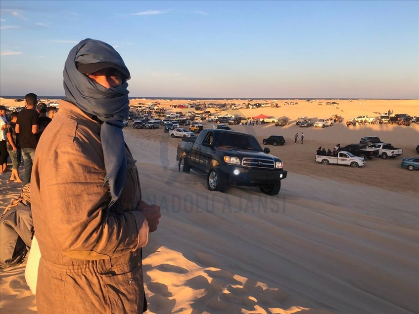 Libyalı gençler bayramı çölde safari yaparak değerlendiriyor