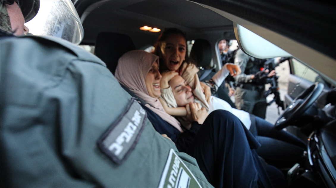 İsrail polisi, Şeyh Cerrah Mahallesi'nde Filistinli kadınları darbetti birinin başörtüsünü çıkardı