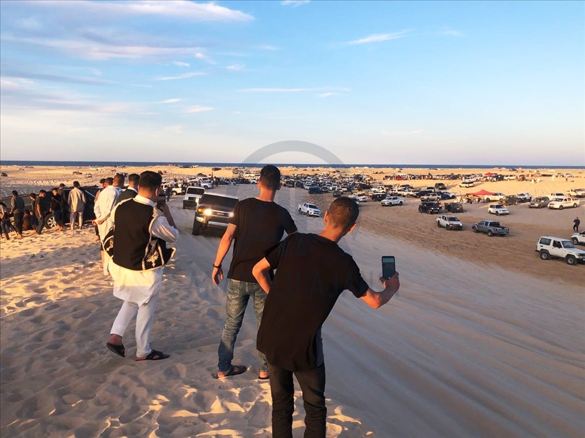 Libyalı gençler bayramı çölde safari yaparak değerlendiriyor