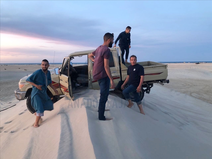 Libyalı gençler bayramı çölde safari yaparak değerlendiriyor
