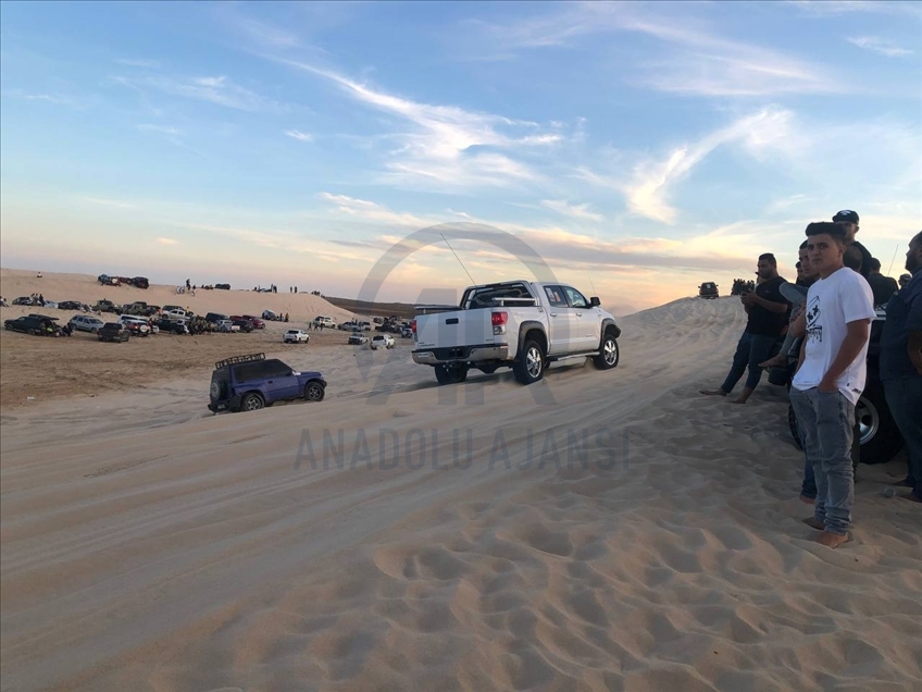 Libyalı gençler bayramı çölde safari yaparak değerlendiriyor