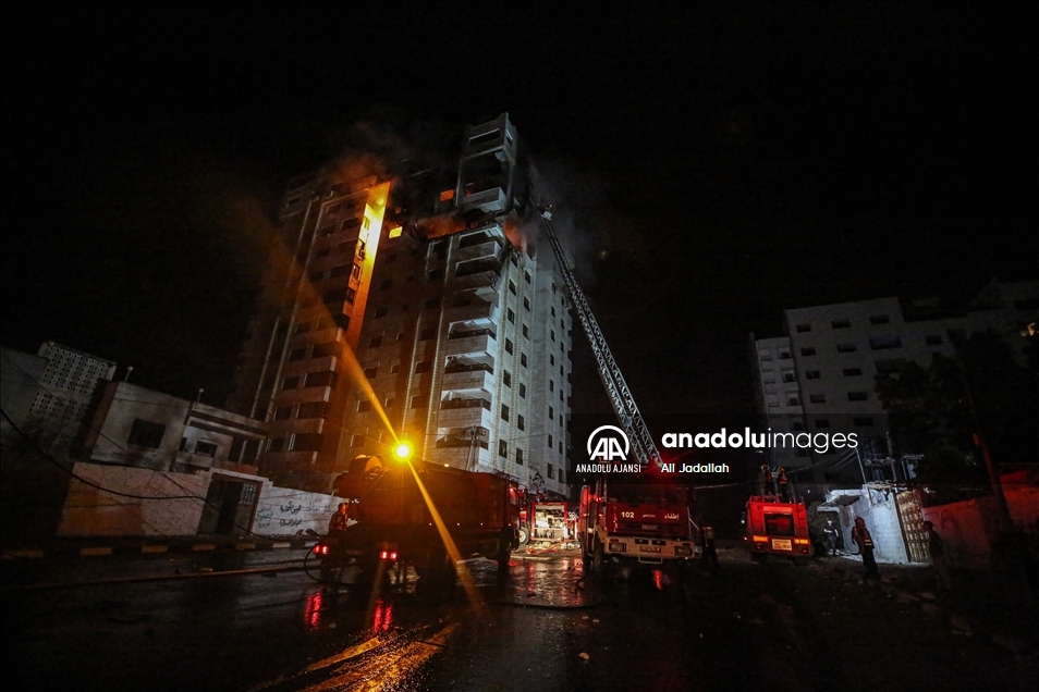 İsrail, Gazze'de sivillerin ikamet ettiği dairelerin ve ticari ofislerin bulunduğu 12 katlı binayı vurdu