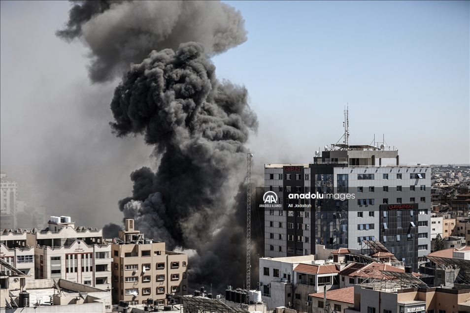 İsrail ordusu, Gazze'deki Associated Press (AP) ile Al-Jazeera'nın ofisinin olduğu binayı vurdu