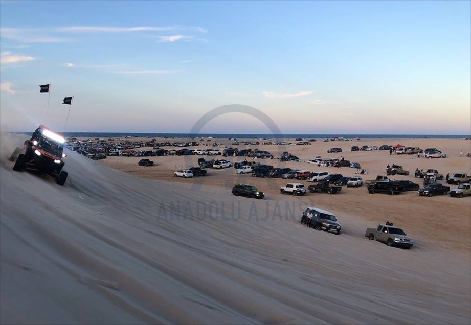Libyalı gençler bayramı çölde safari yaparak değerlendiriyor