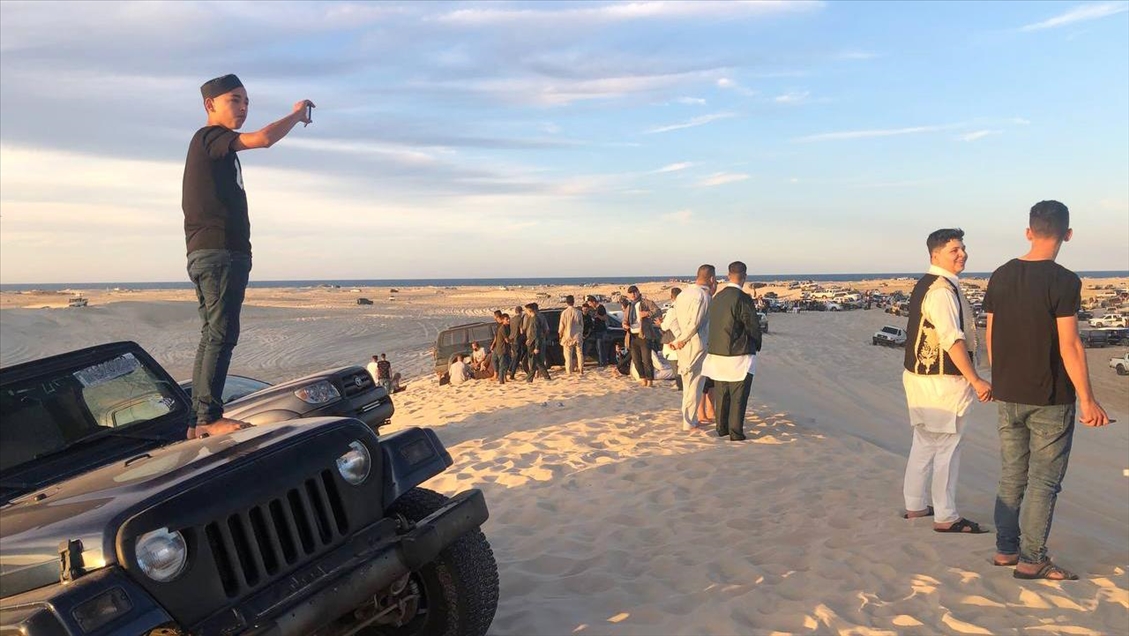 Libyalı gençler bayramı çölde safari yaparak değerlendiriyor