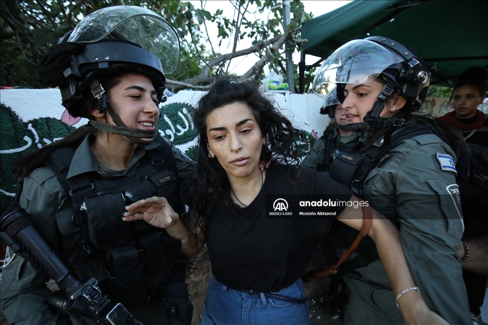 İsrail polisi, Şeyh Cerrah Mahallesi'nde Filistinli kadınları darbetti birinin başörtüsünü çıkardı