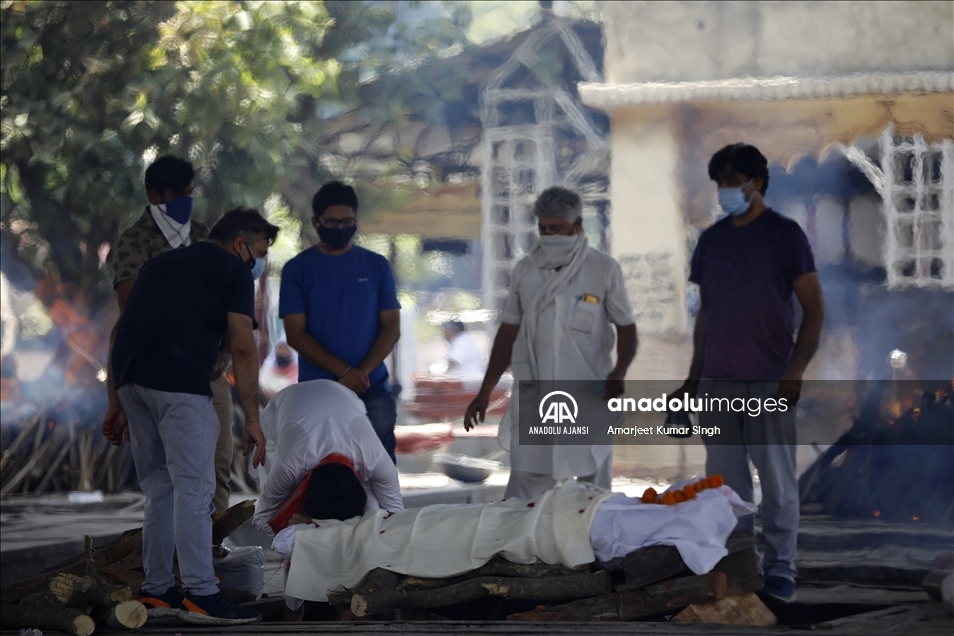 Hindistan'da son 24 saatte Kovid-19'dan 4 bin 77 kişi hayatını kaybetti