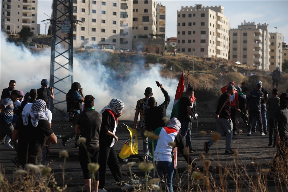Israeli forces intervene in Palestinians in Ramallah