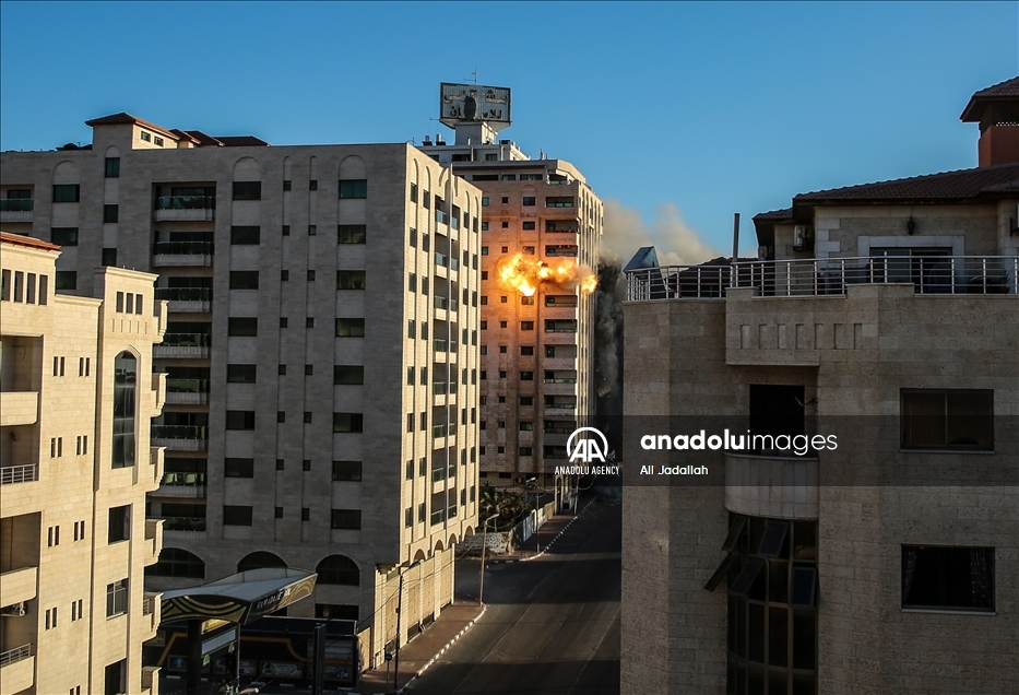 غزة.. إسرائيل تقصف برجا سكنيا خامسا
