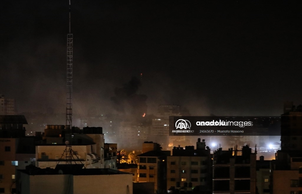 Des avions de chasse israéliens bombardent une maison dans le quartier "Al-Sabra", situé au sud de la ville de Gaza