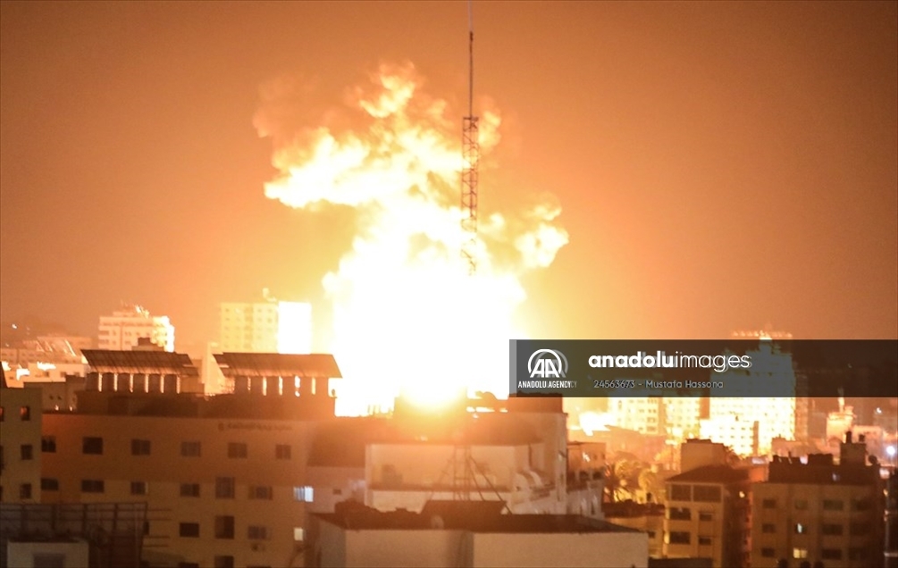 Des avions de chasse israéliens bombardent une maison dans le quartier "Al-Sabra", situé au sud de la ville de Gaza