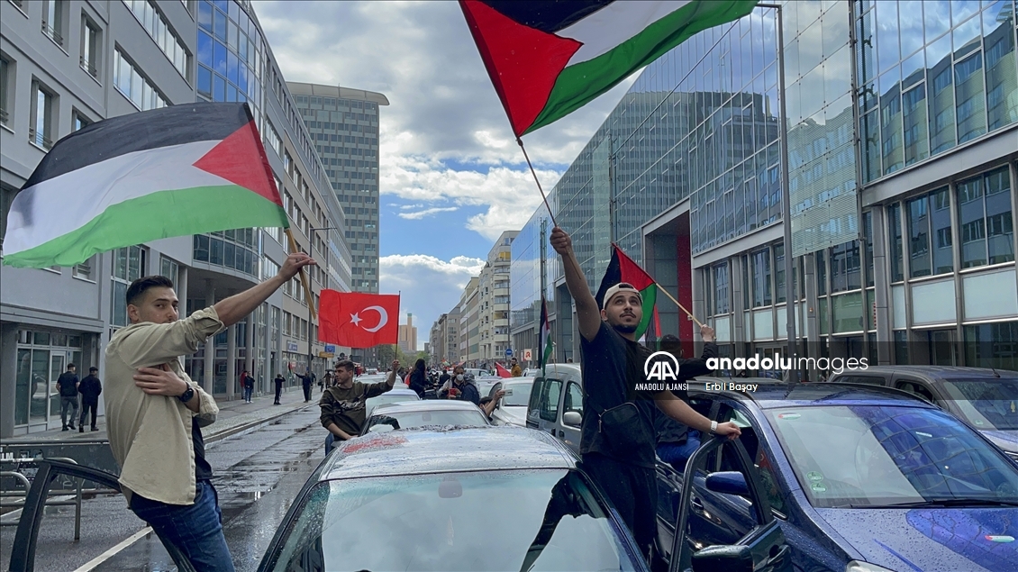 Almanya'da İsrail'in Filistinlilere saldırıları konvoy eşliğinde protesto edildi