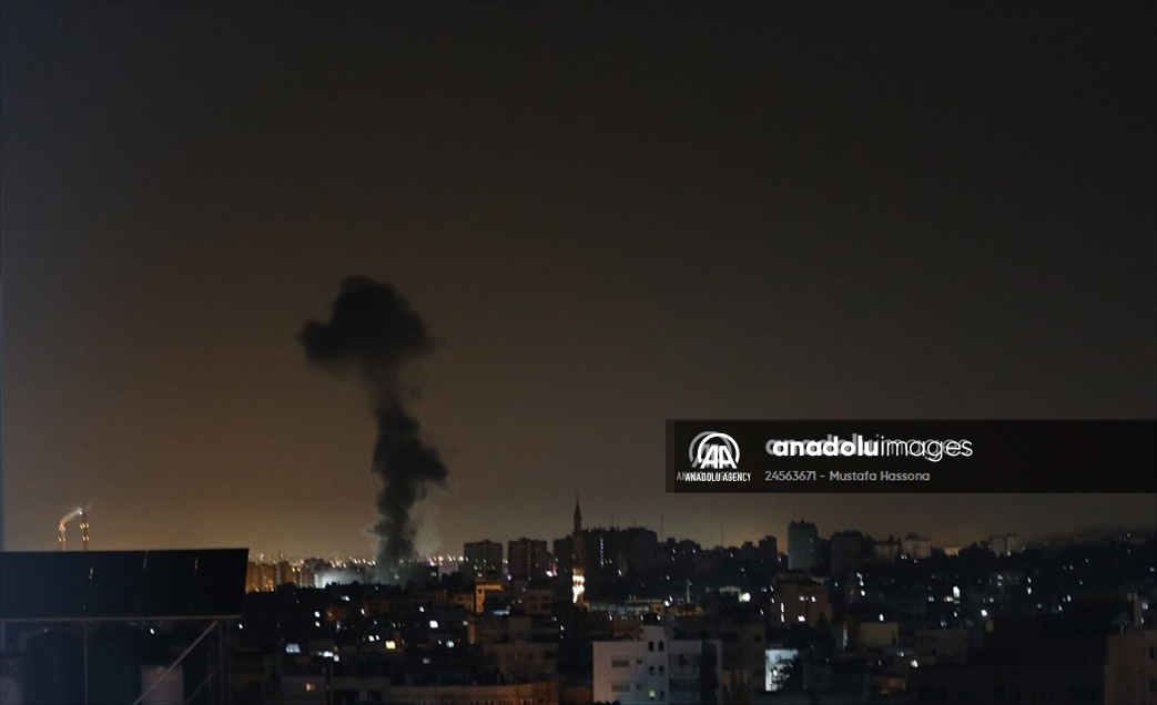 Des avions de chasse israéliens bombardent une maison dans le quartier "Al-Sabra", situé au sud de la ville de Gaza