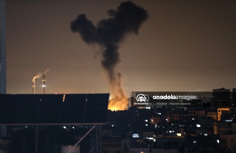 Des avions de chasse israéliens bombardent une maison dans le quartier "Al-Sabra", situé au sud de la ville de Gaza 1