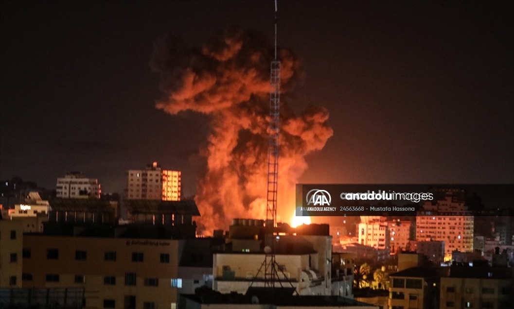 Des avions de chasse israéliens bombardent une maison dans le quartier "Al-Sabra", situé au sud de la ville de Gaza