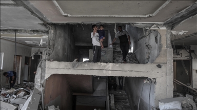 Filistinliler, İsrail'in saldırıları sonucu hasar gören evlerinde incelemelerde bulundu