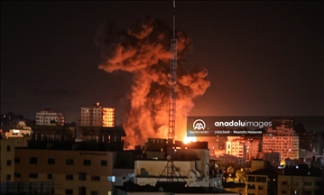 Des avions de chasse israéliens bombardent une maison dans le quartier "Al-Sabra", situé au sud de la ville de Gaza