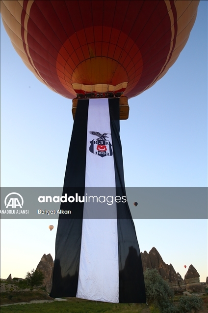 Şampiyon takım Beşiktaş bayrakları Kapadokya semalarında süzüldü
