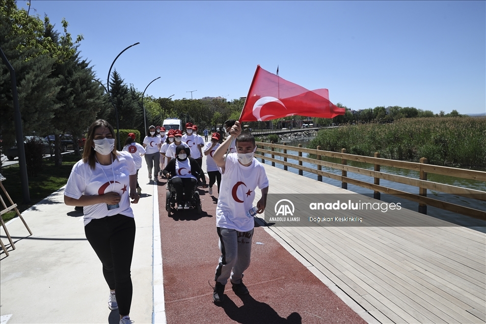 Başkentte engelli öğrencilerden "19 Mayıs" bayrak koşusu