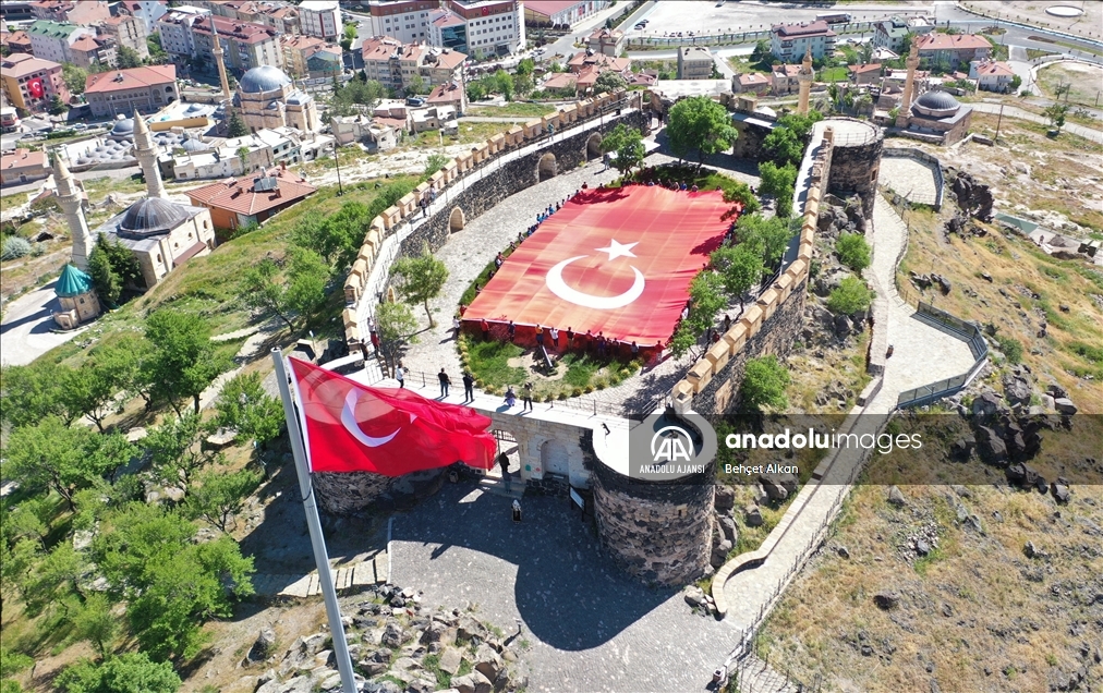 Nevşehir'de 102 genç tarihi kalede dev Türk bayrağı açtı