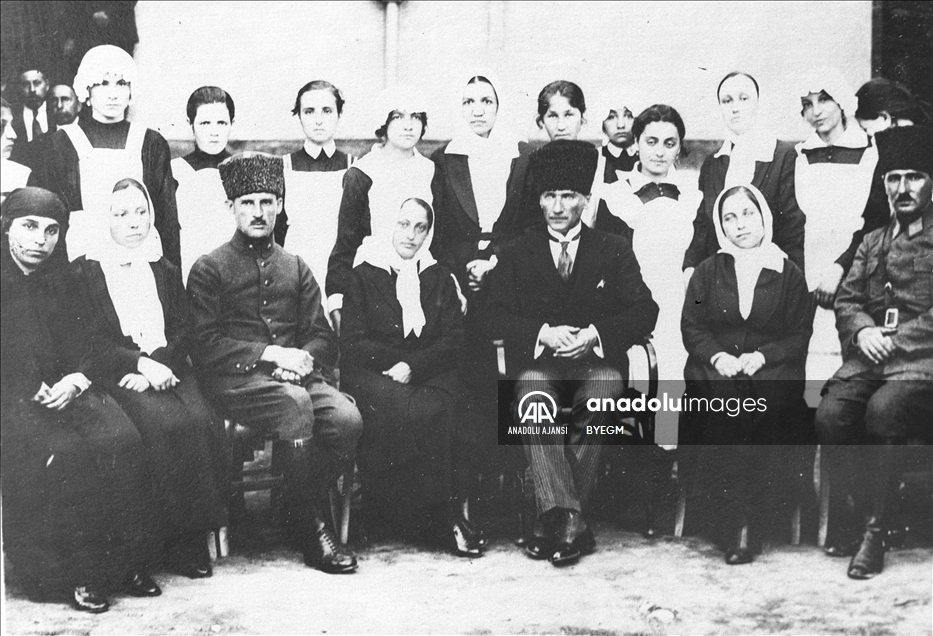 Gazi Mustafa Kemal Atatürk gençlerle - Anadolu Ajansı
