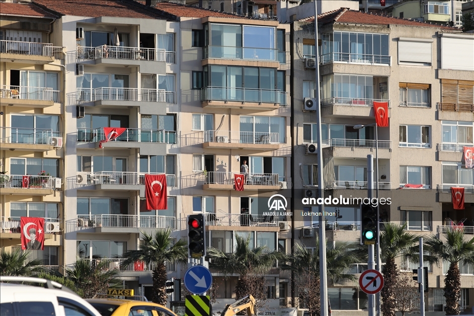 İzmir'de 19.19'da İstiklal Marşı okundu