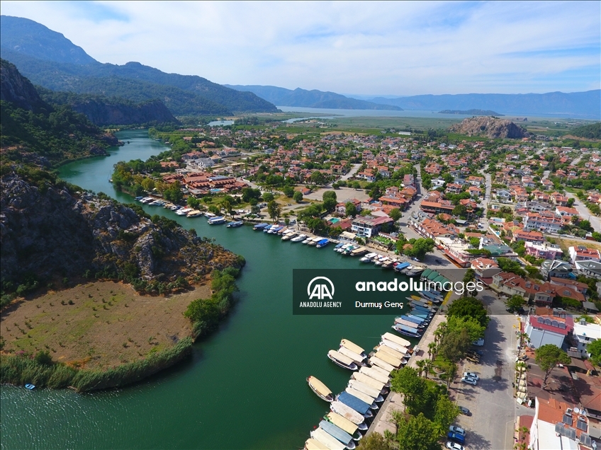 Турција: Трските во каналот Далјан налик на лавиринт, ги носат своите гости на уникатно патување